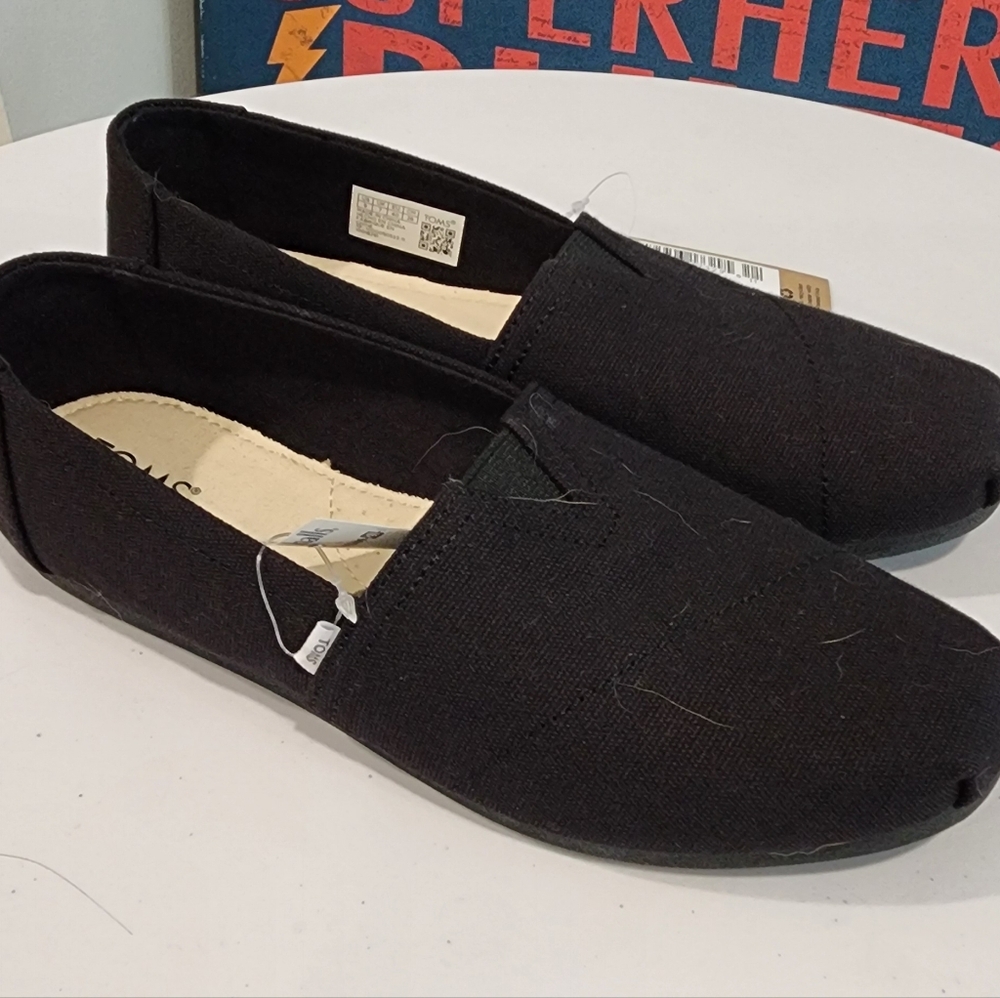 TOMS slip on (NWT)